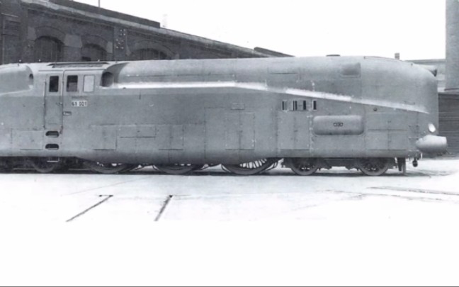 德国br61 001号4-6-4流线型侧水柜蒸汽机车