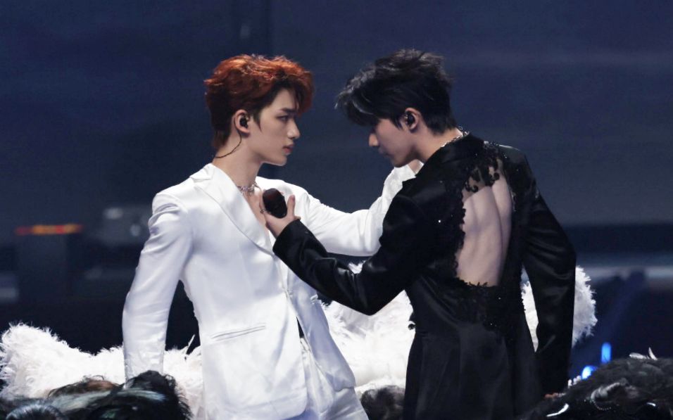 马嘉祺把丁程鑫推下去!马哥裸背好性感啊!梦回血腥爱情故事啊!