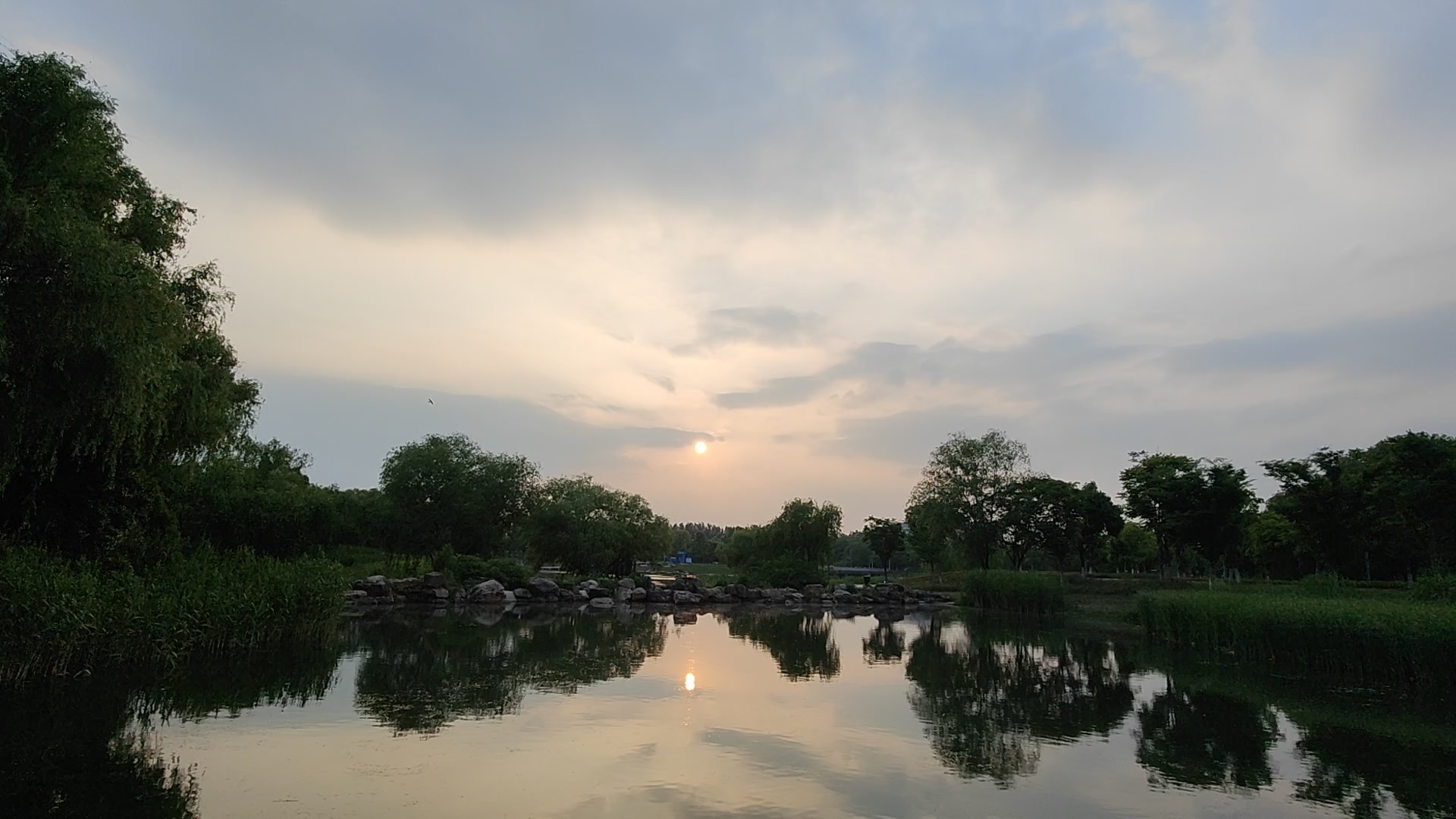 [图]九曲桥上看风景