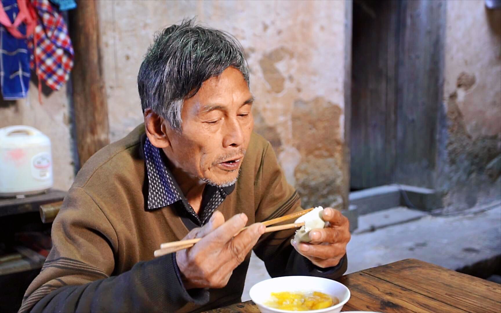 媽媽不在家,爸爸牙齒不好吃東西不方便,看父子倆早飯做啥吃的