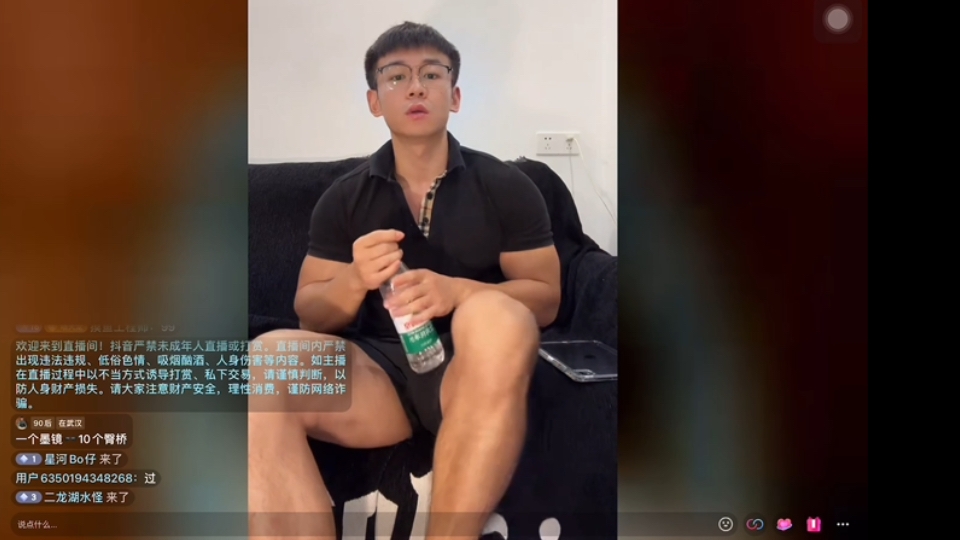 寡言的眼镜肌肉弟弟,喜欢眼镜肌肉男的进来看看哔哩哔哩bilibili