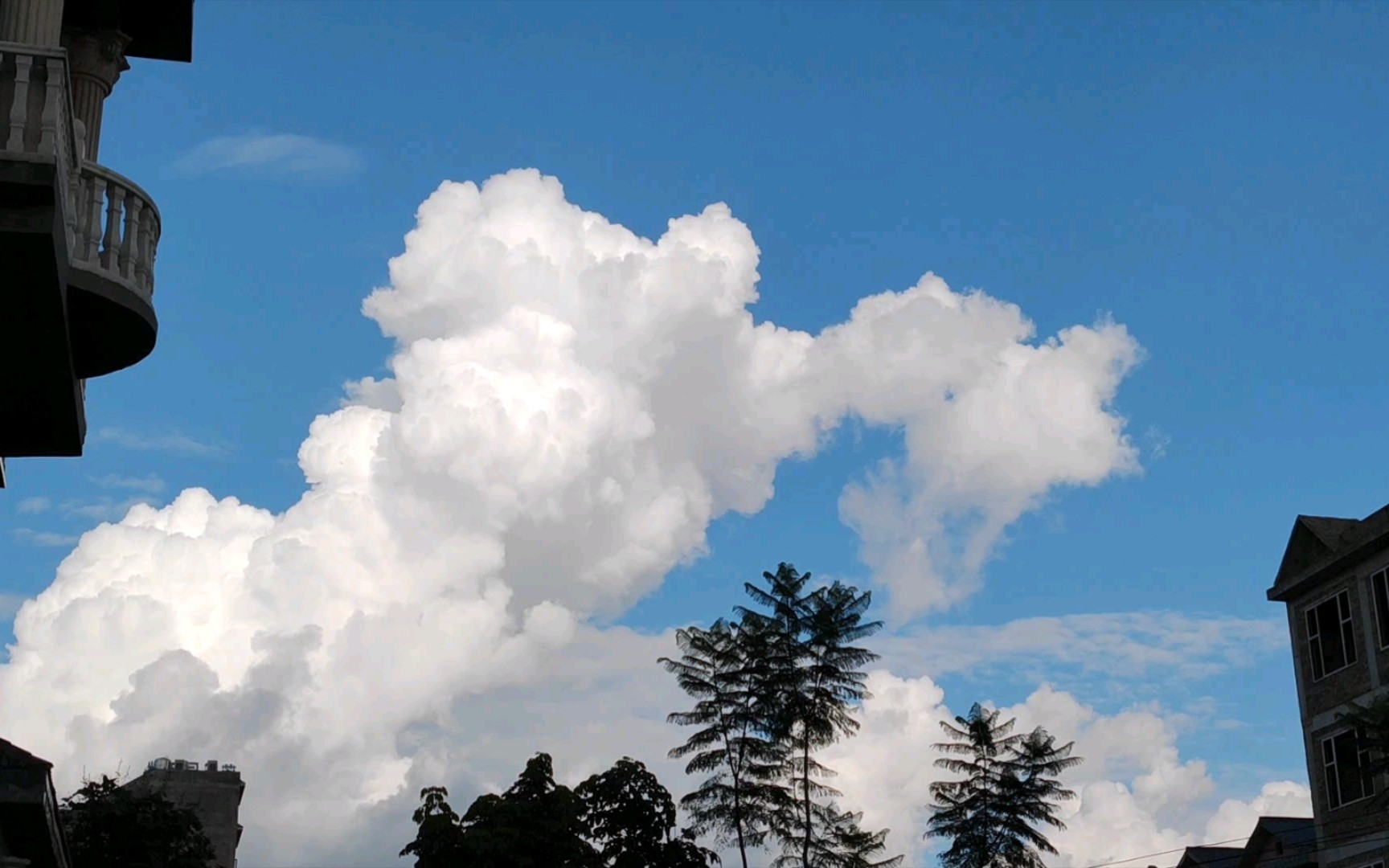 一团云的变幻 云南的天可以躺着看一下午
