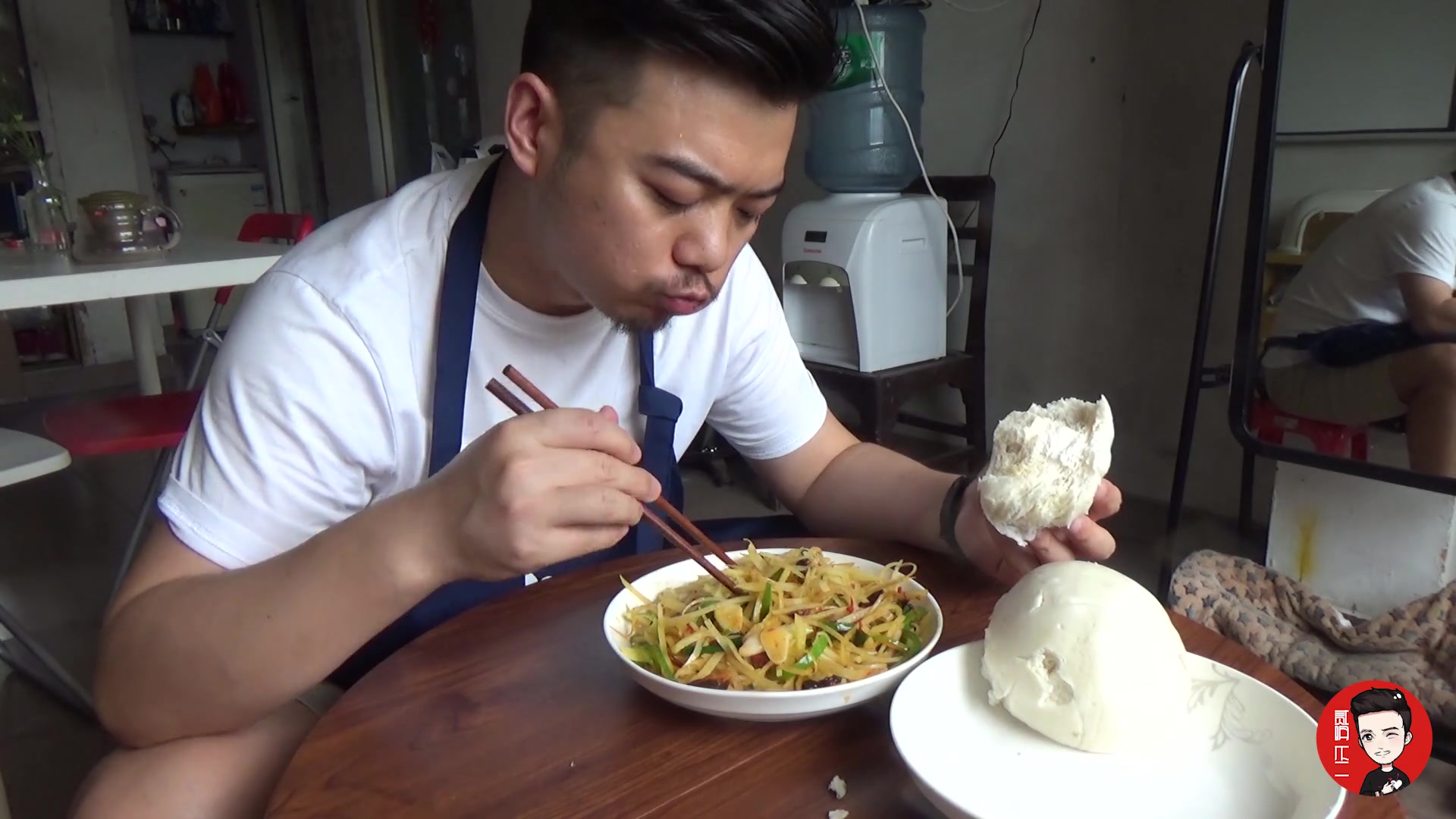 一盘酸辣土豆丝4个大馒头就这馒头吃比吃肉还香网友这家伙好胃口