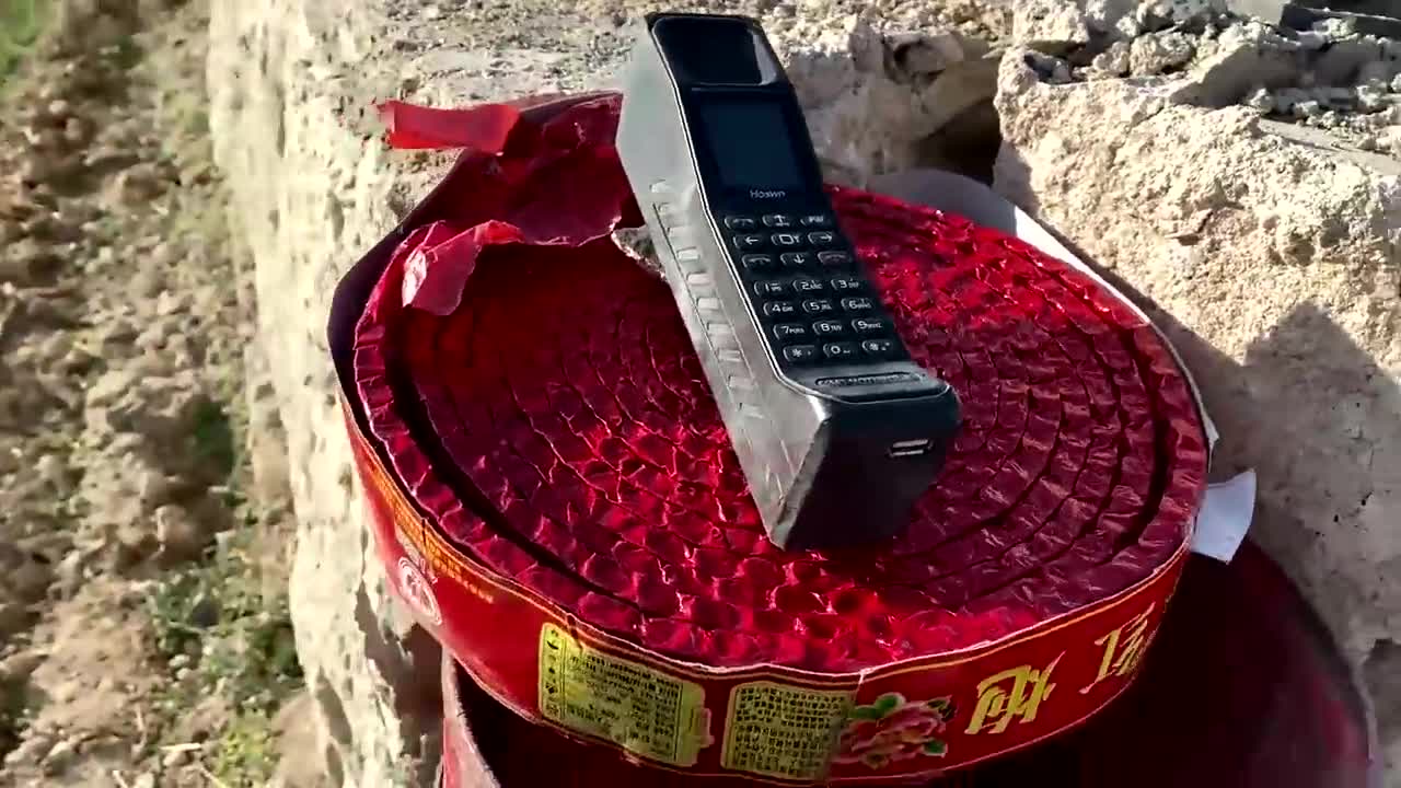 过年了,点燃5000响鞭炮同时爆炸,上世纪神机大哥大会怎样?