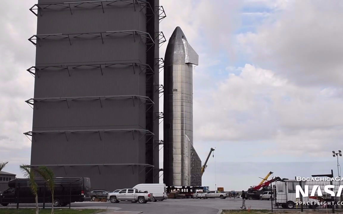 spacex 星舰 sn9 推出并吊装到发射台,其表面的一小部分贴了隔热瓦