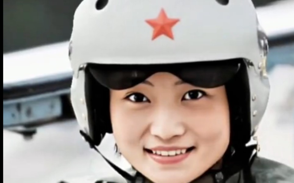 中国首位歼10女飞行员余旭,.:30岁壮烈牺牲,36万群众手捧菊花送别