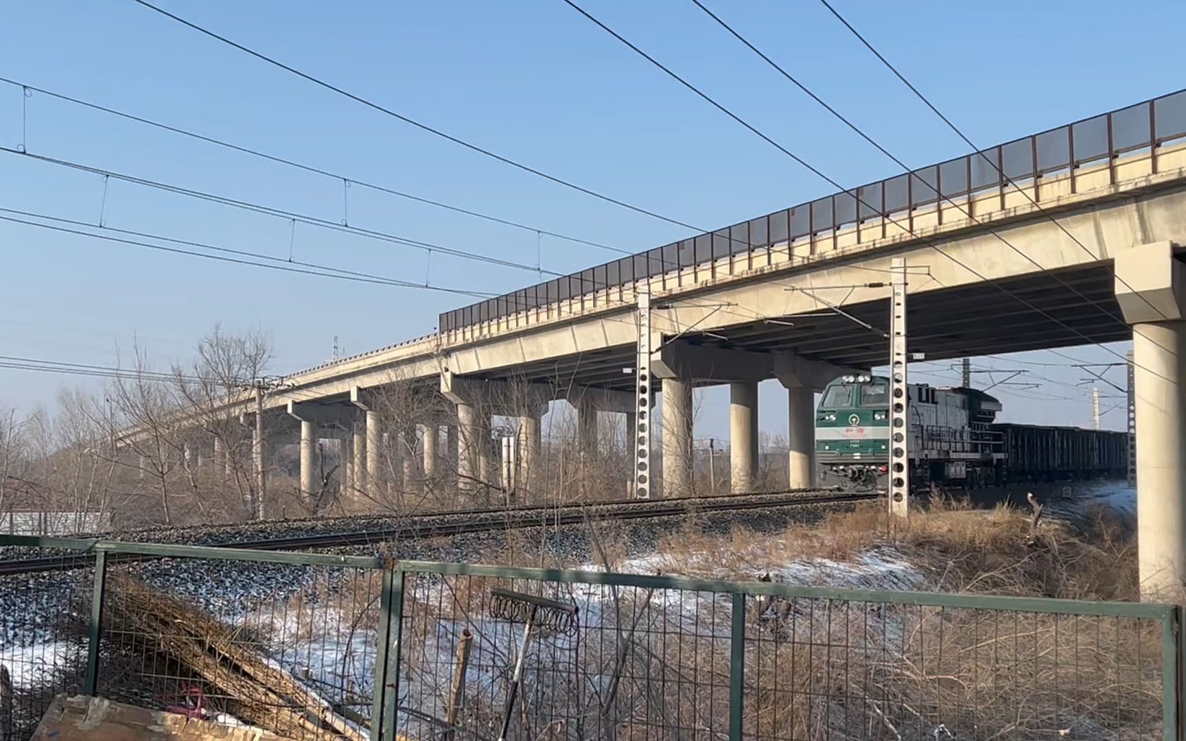 滨北铁路hxn50155牵引货列通过滨北线8公里道口