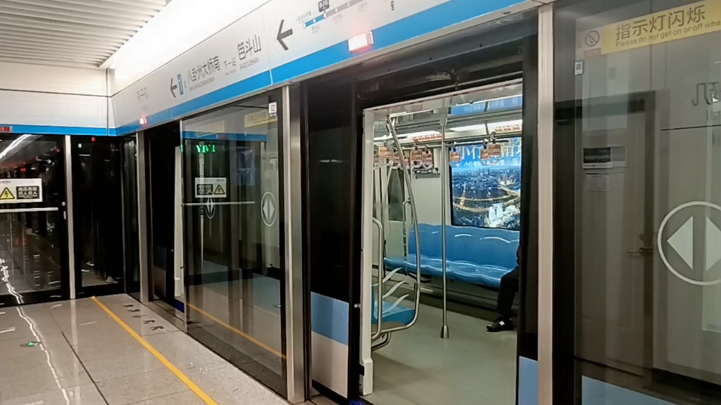 南京地铁1号线国产车 出燕子矶站