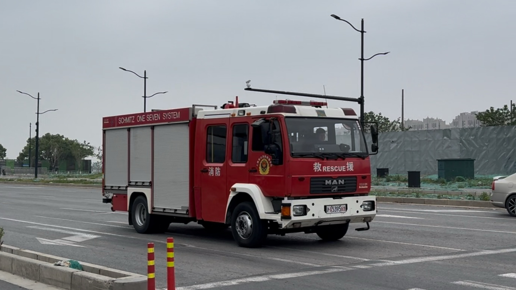 老款曼恩 施密茨一七泡沫消防车 code2通过南大路路口