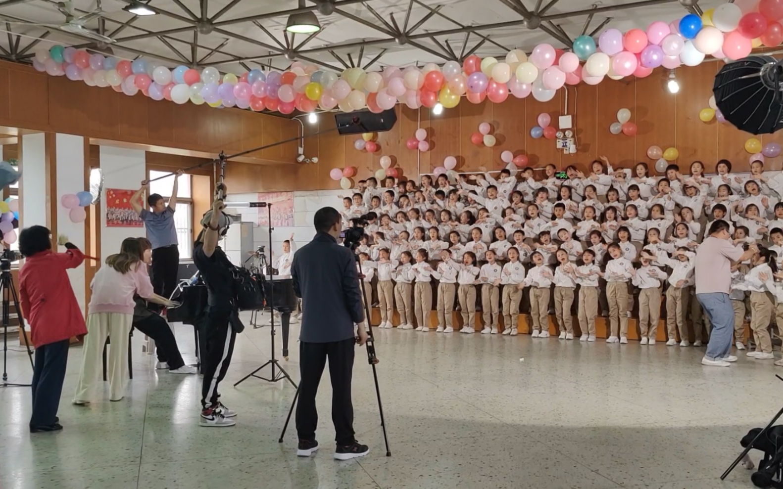 [图]央视少儿频道团队进校拍摄孩子们合唱歌曲《加油鸭》，敬请期待[爱心][爱心]