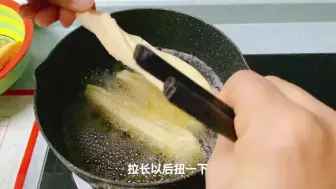 下载视频: 早餐想吃油条？教你在家做，不用泡打粉，轻松做出空心酥香的油条