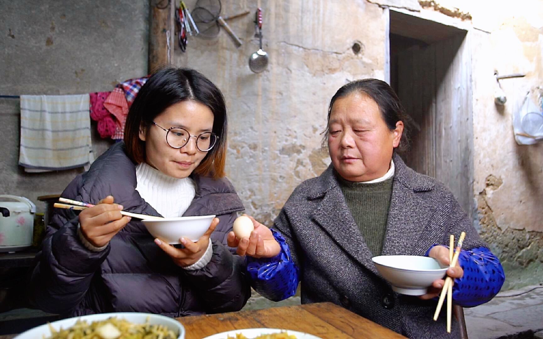 农村婆媳同住,儿媳妇喜欢吃鸡蛋,看婆婆如何待儿媳妇