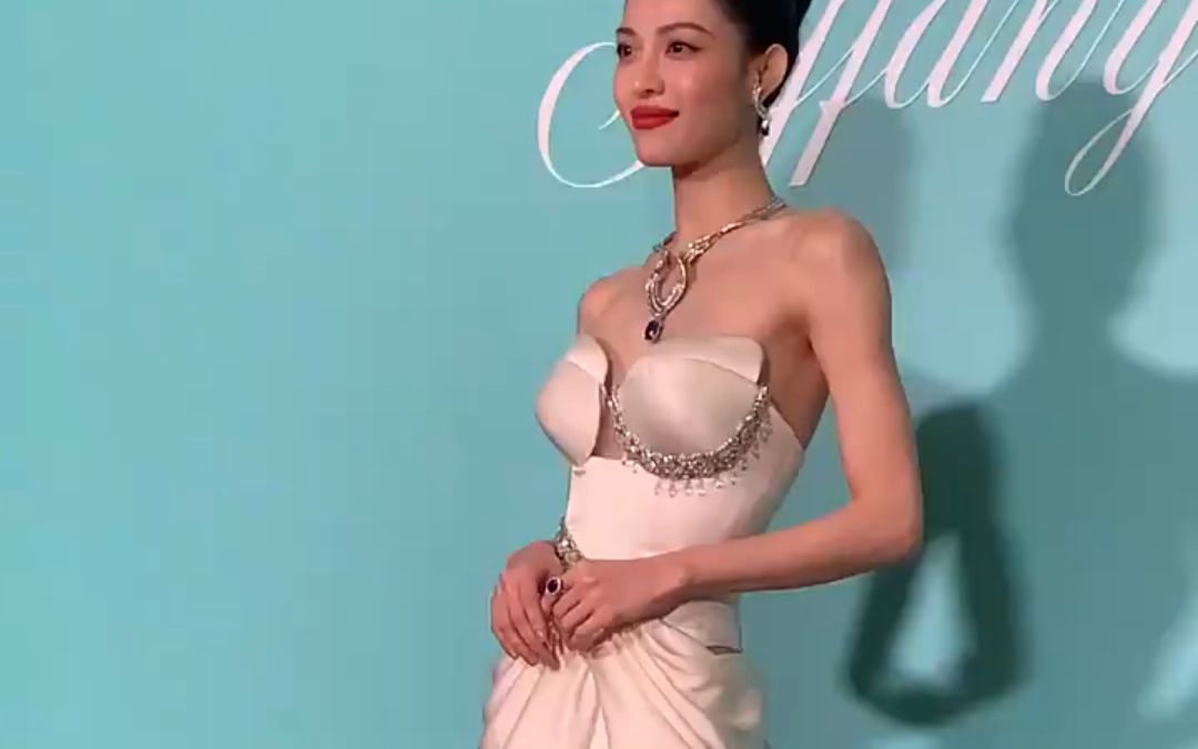 钟楚曦白色抹胸开叉长裙,这身材气质如何?