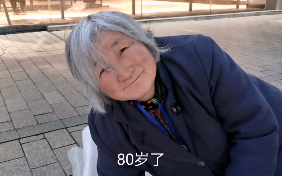 80岁的流浪大妈耳朵听不见了每天靠卖艺为生只为饱个肚子真的太可怜了