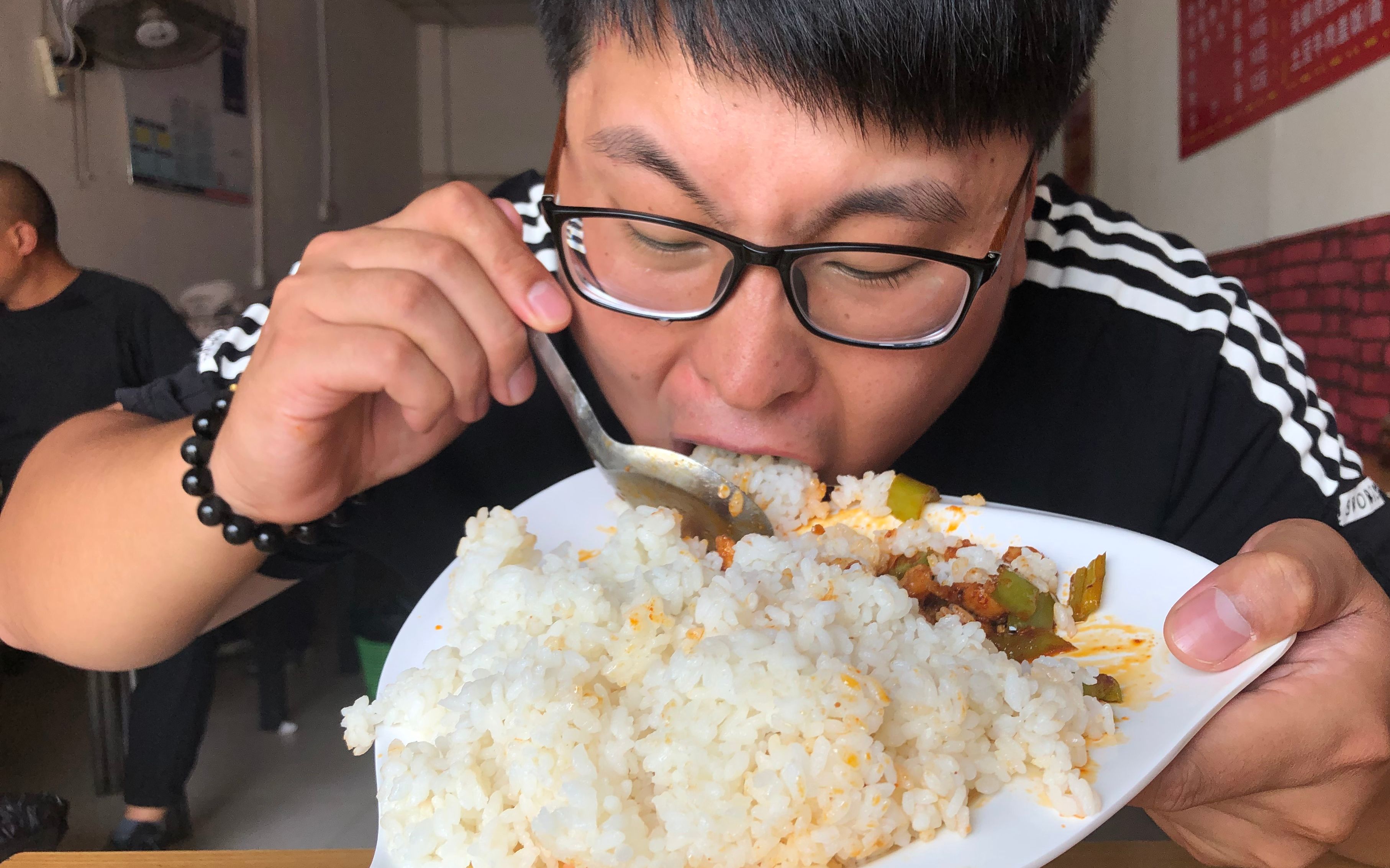 大军点了份辣子鸡丁,拌着5碗大米,吃得满头大汗,真过瘾