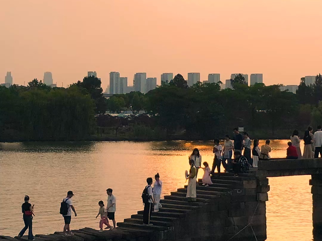 许银炜:你知道现在的犭央犭茶湖有多热闹吗,白天堵车,晚上居然还有人,还是低估了避塘纤道的魅力.哔哩哔哩bilibili