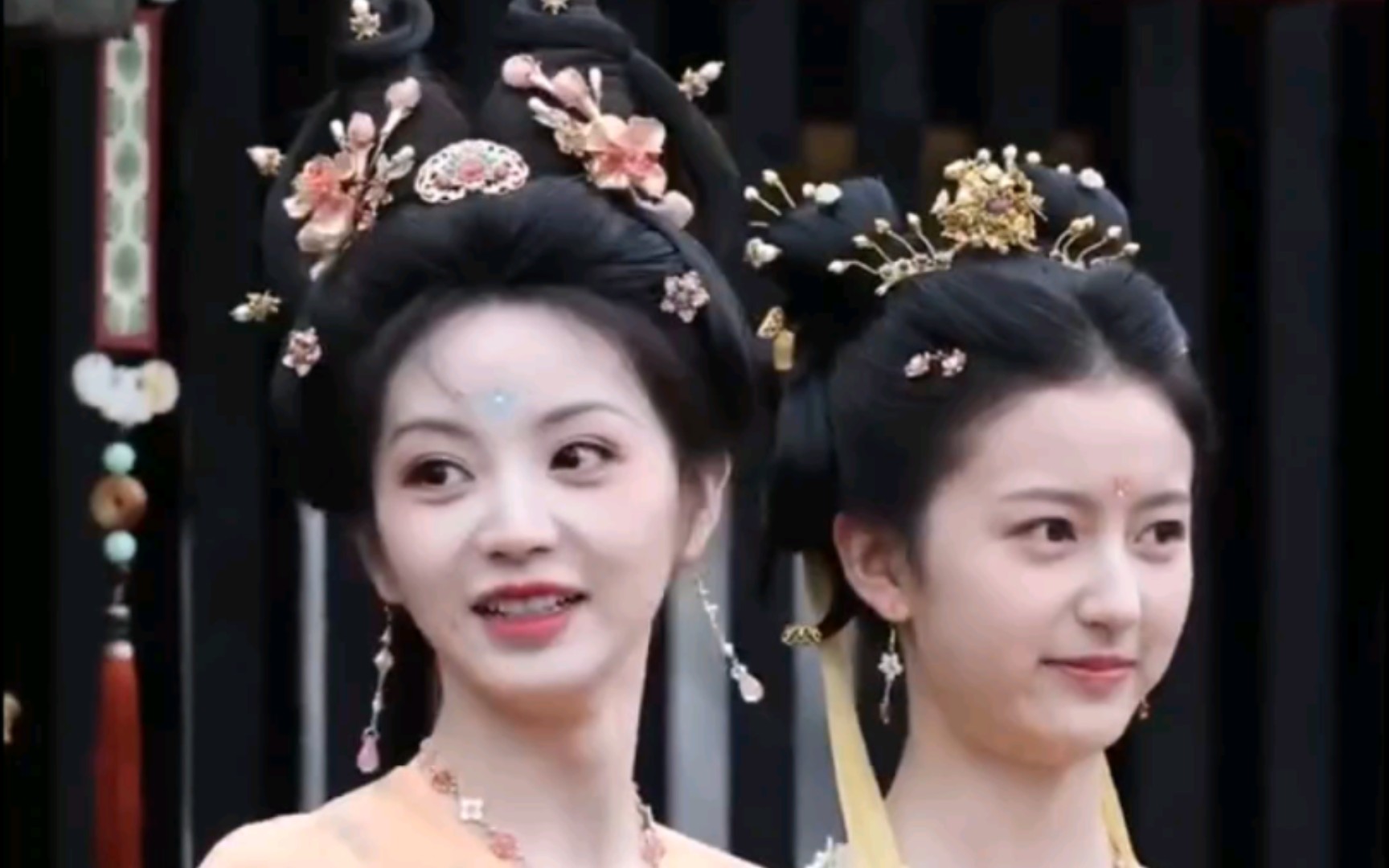 田曦薇裴佳欣子夜归路透,两个妹妹都很漂亮
