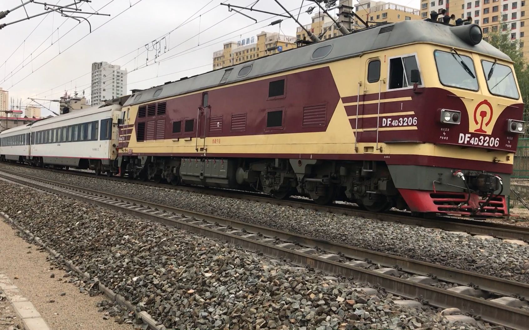 2017年5月13日西宁青藏线小桥站拍摄df4dk3206牵引0z151车体