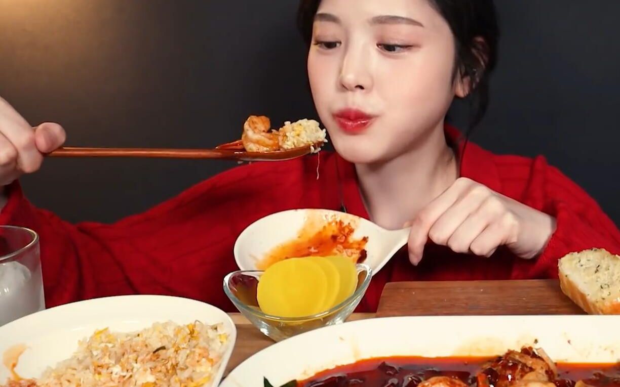 【大口吃播】boki 麻辣龙虾火鸡酱料金针菇配上蛋炒饭蒜蓉面包气泡水!