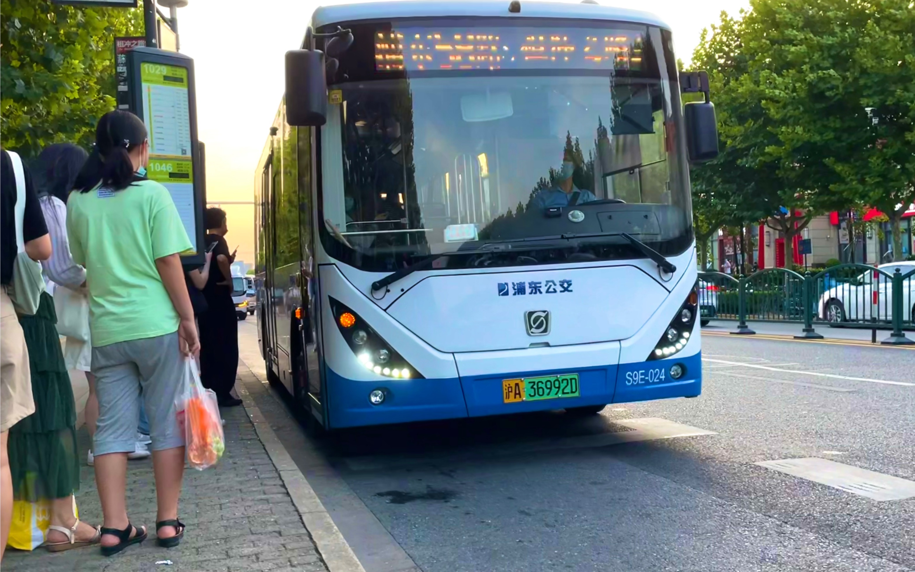 【上海公交】浦东58路新车出站(s9e-024)