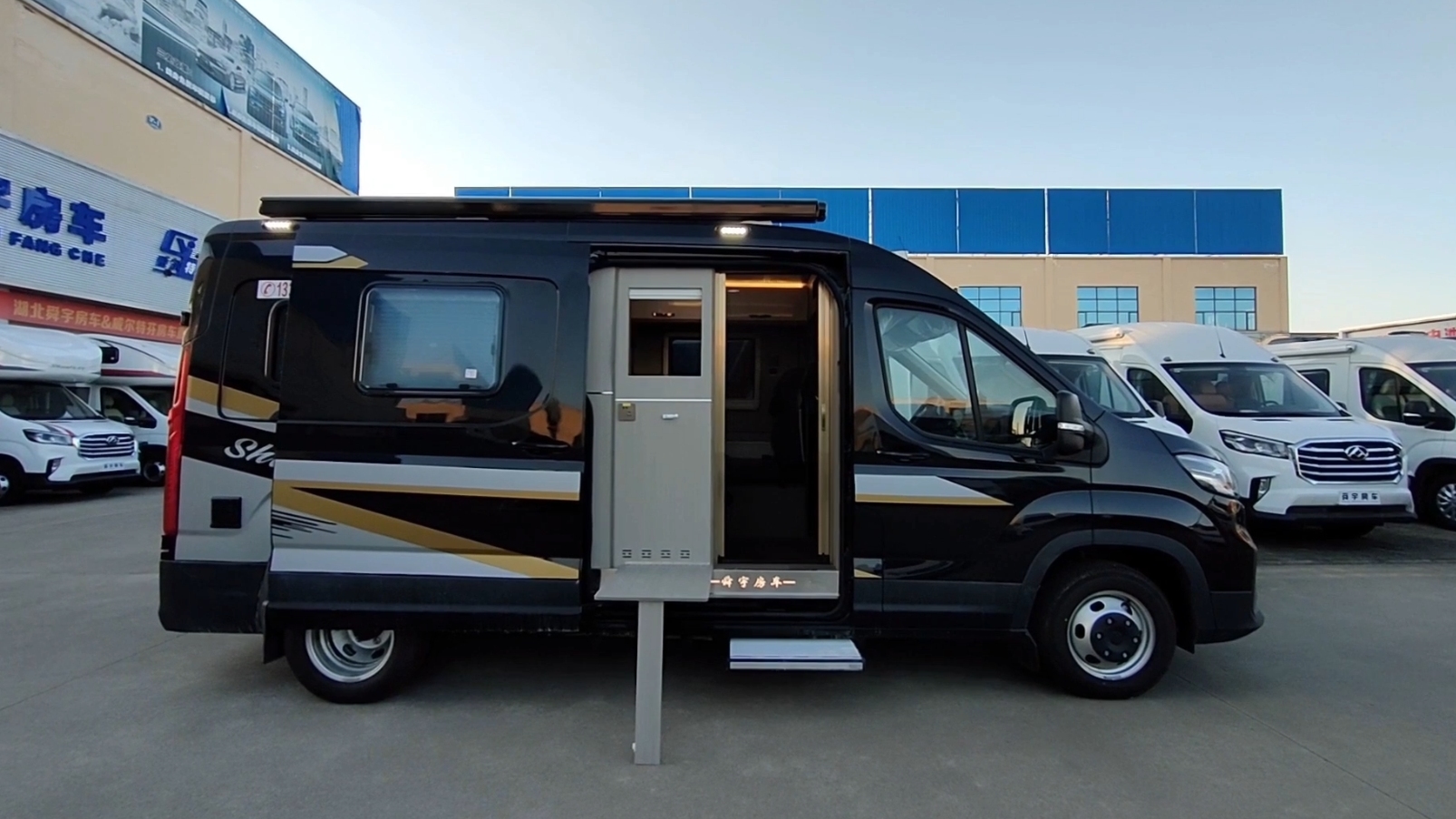 大通v90b型房车,对卡六座后横床,香槟金色车身