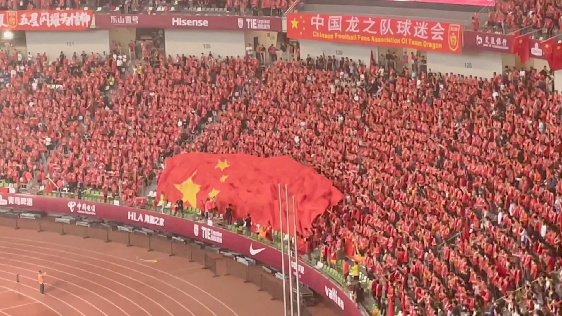 世预赛中国关岛现场国旗tifo人浪