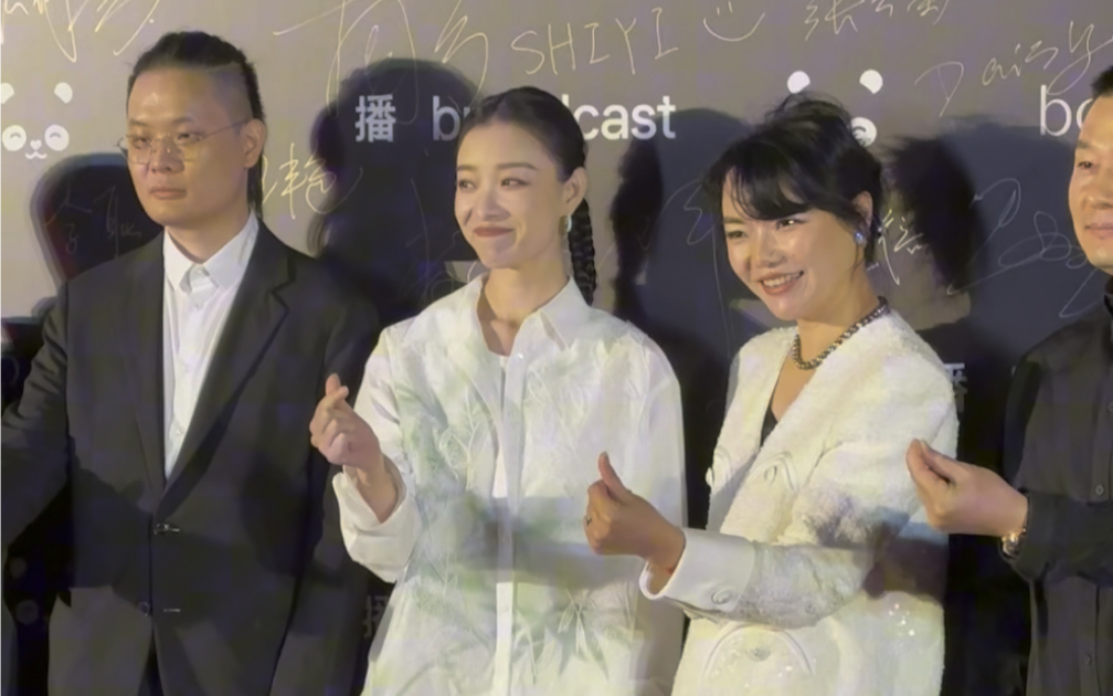 倪妮超营业的花式比心