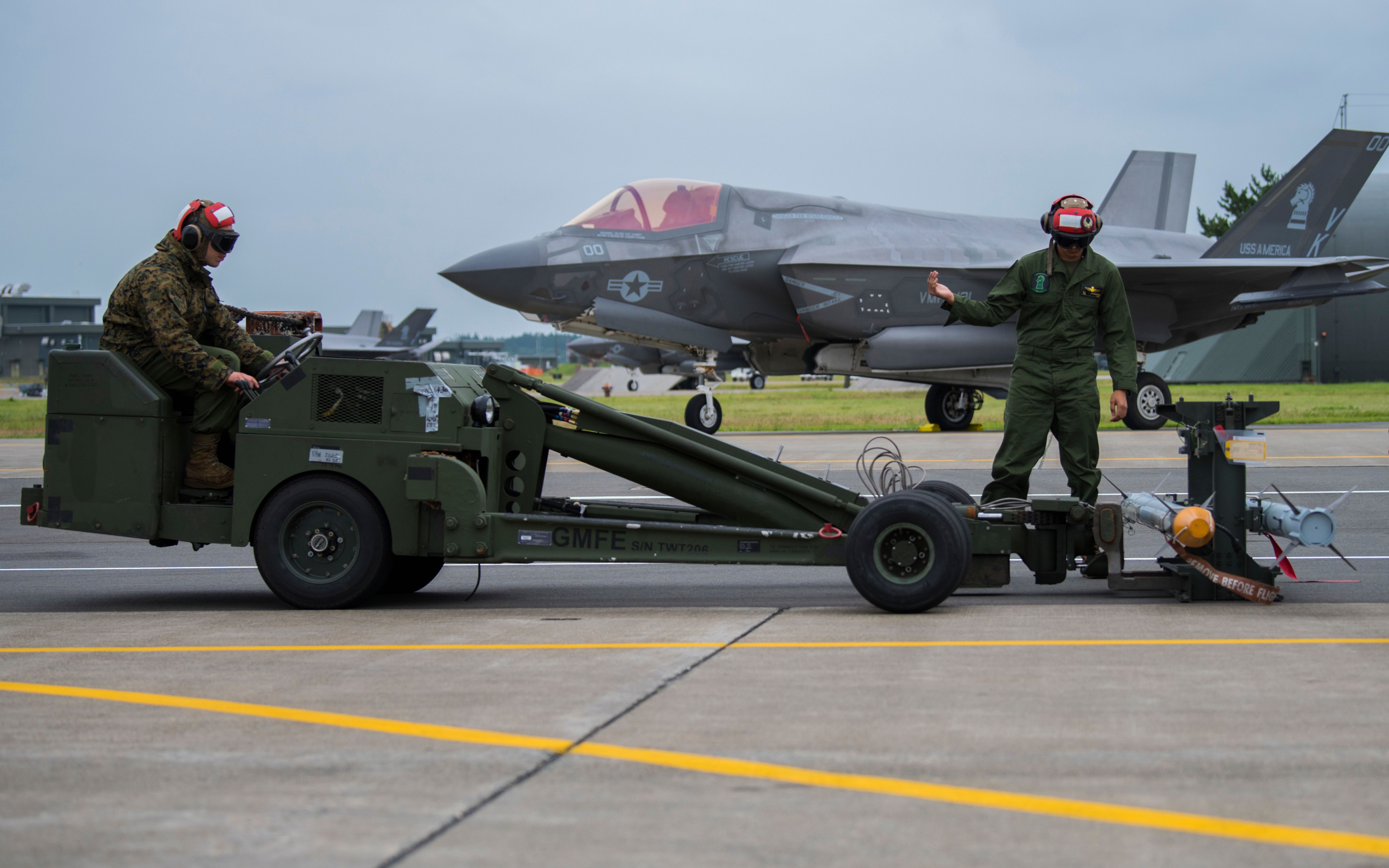 美国国民警卫队f-35a与空军f-16c与马里兰州安德鲁斯基地训练