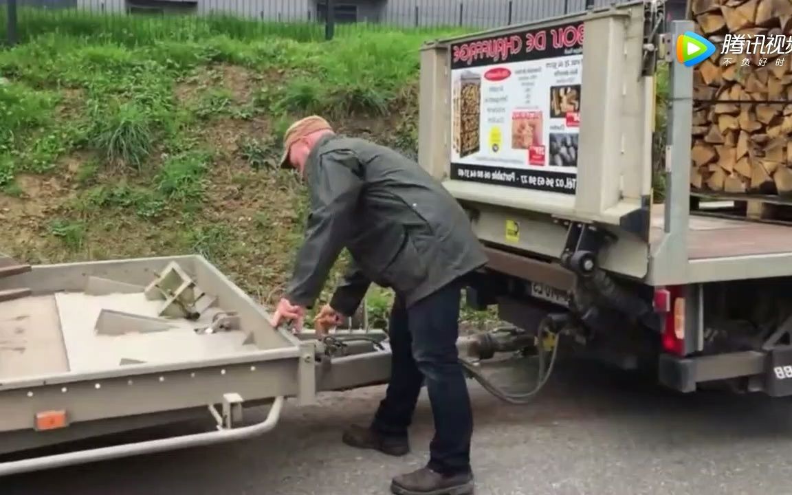 牛人大叔自制发明的手推车,使用起来比叉车还方便!