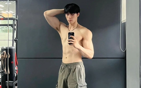 190cm男模私照曝光,比台上还精彩!哔哩哔哩bilibili