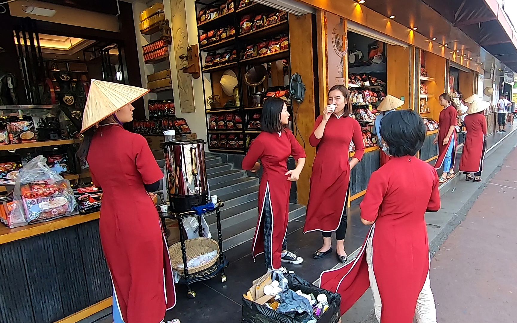 广西东兴口岸,越南女孩卖咖啡生意很好,猜猜她们收入有多高?