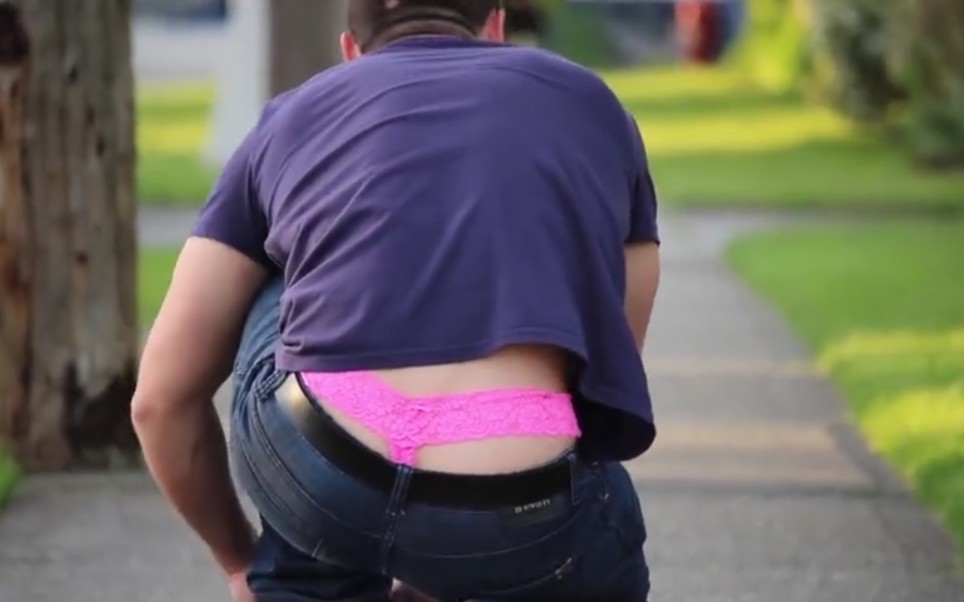 猛男蹲下系鞋带,漏出粉红丁字裤,惊得妹子张大了嘴