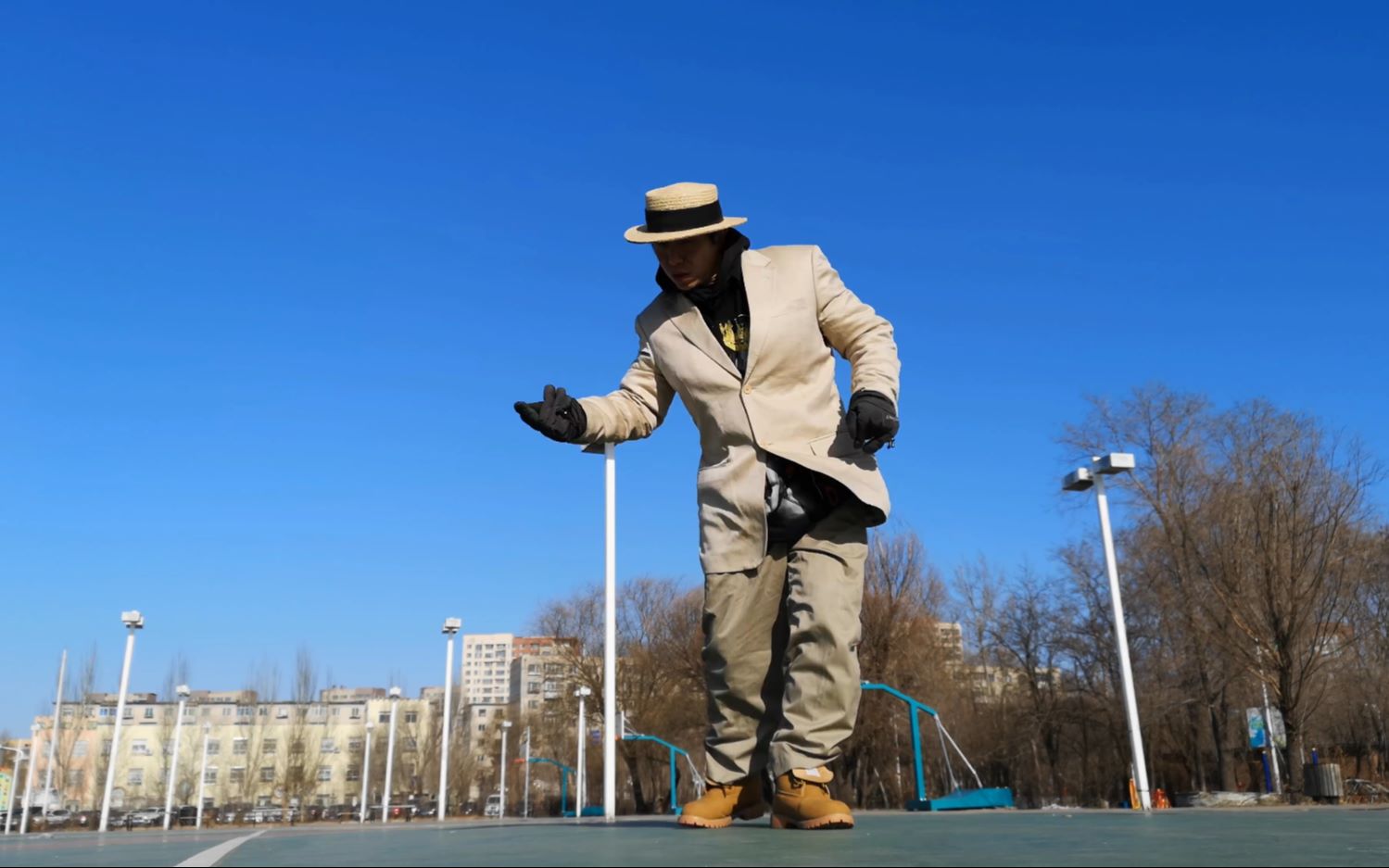 街舞:机械舞poping 歌曲名:real gangsters 动作很简单你也学的会