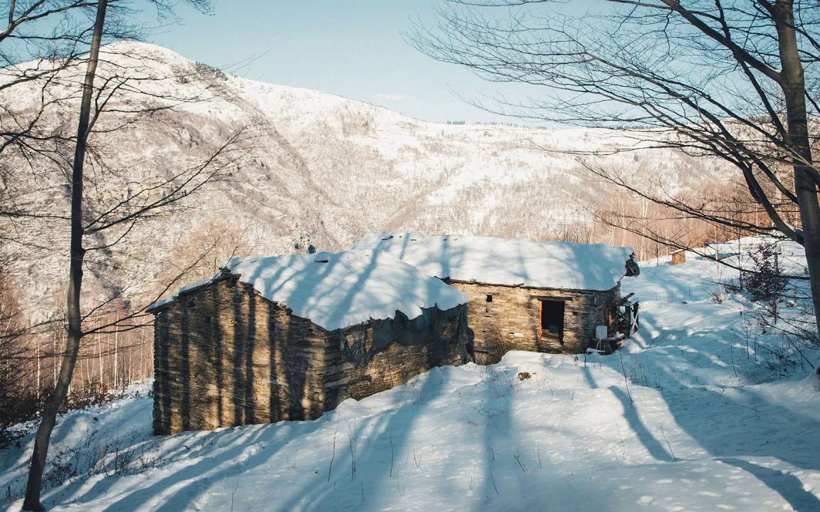 凛冬已至,在大雪中的阿尔卑斯山小屋过冬,继续改造两个山间小屋的门窗~哔哩哔哩bilibili