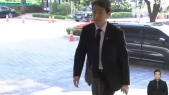 代代代总统、代代总理、代行第一副总理、代行财政部长、第二副总理、社会事务副总理兼教育部部长李周浩，集七大职位于一身