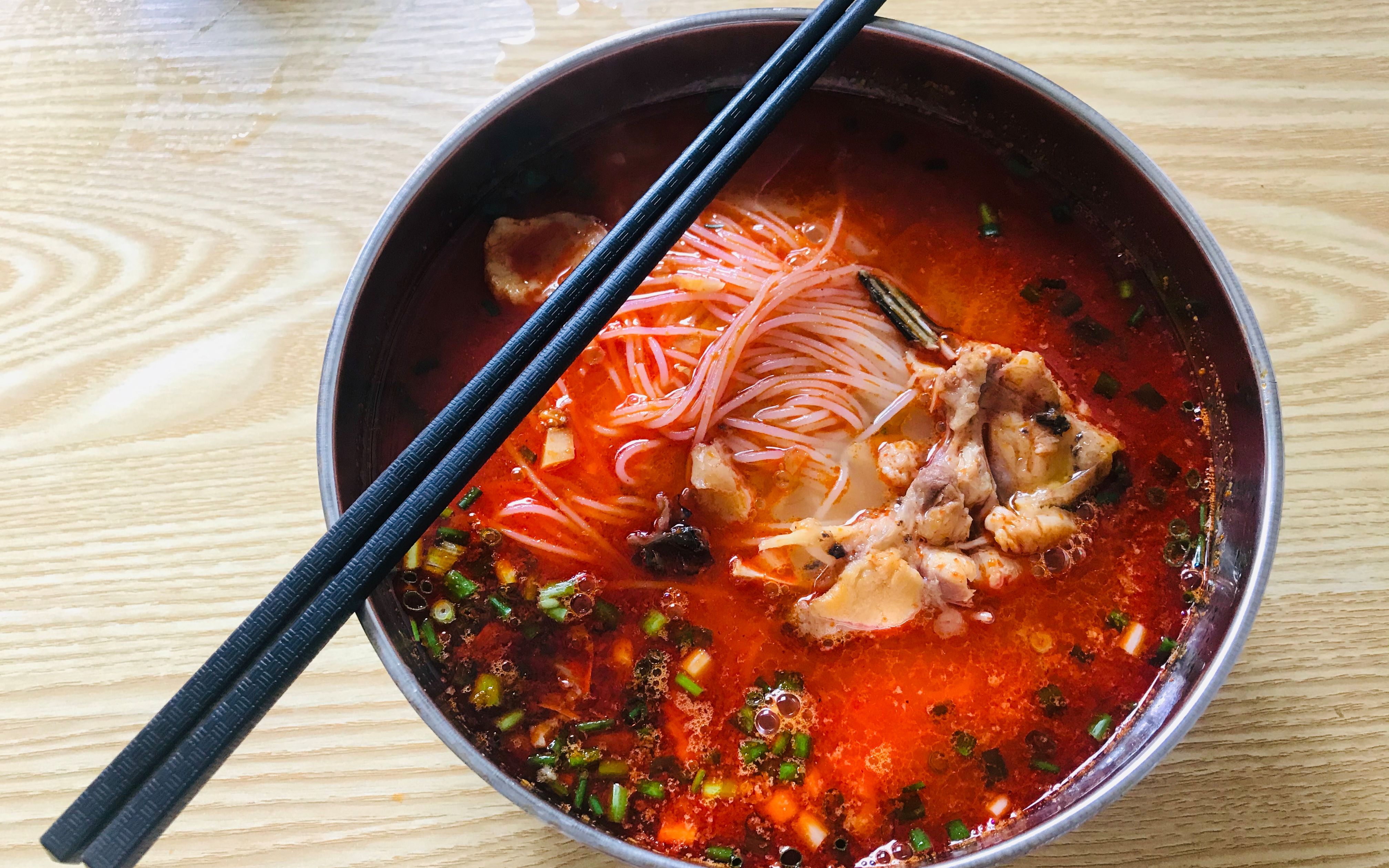 湖南特辑—郴州之旅(三)中午吃了个栖凤渡鱼粉,不错挺好吃.