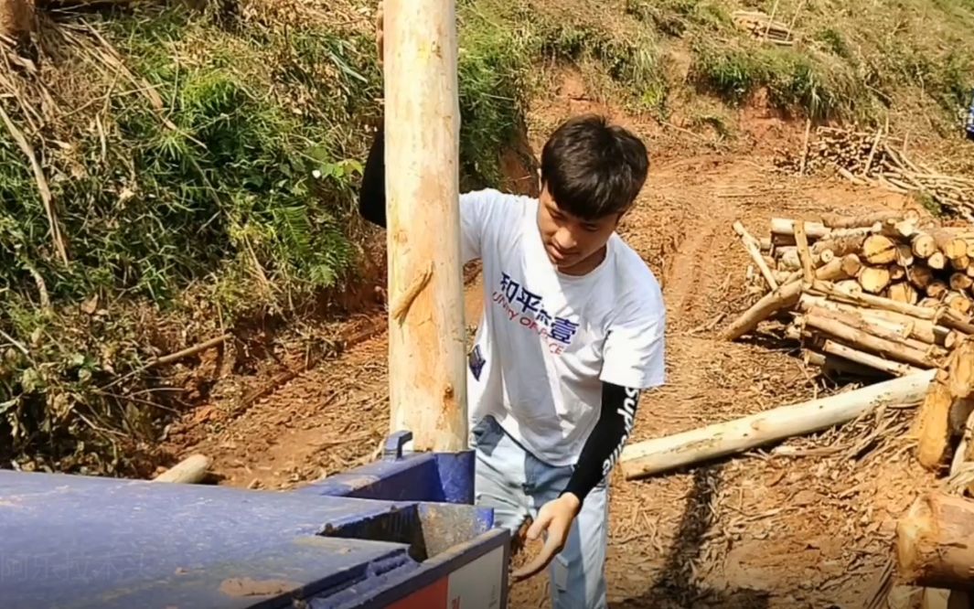 农村小英子阿乐在家拉木头二弟当摄影师俩兄弟从白天忙到天黑