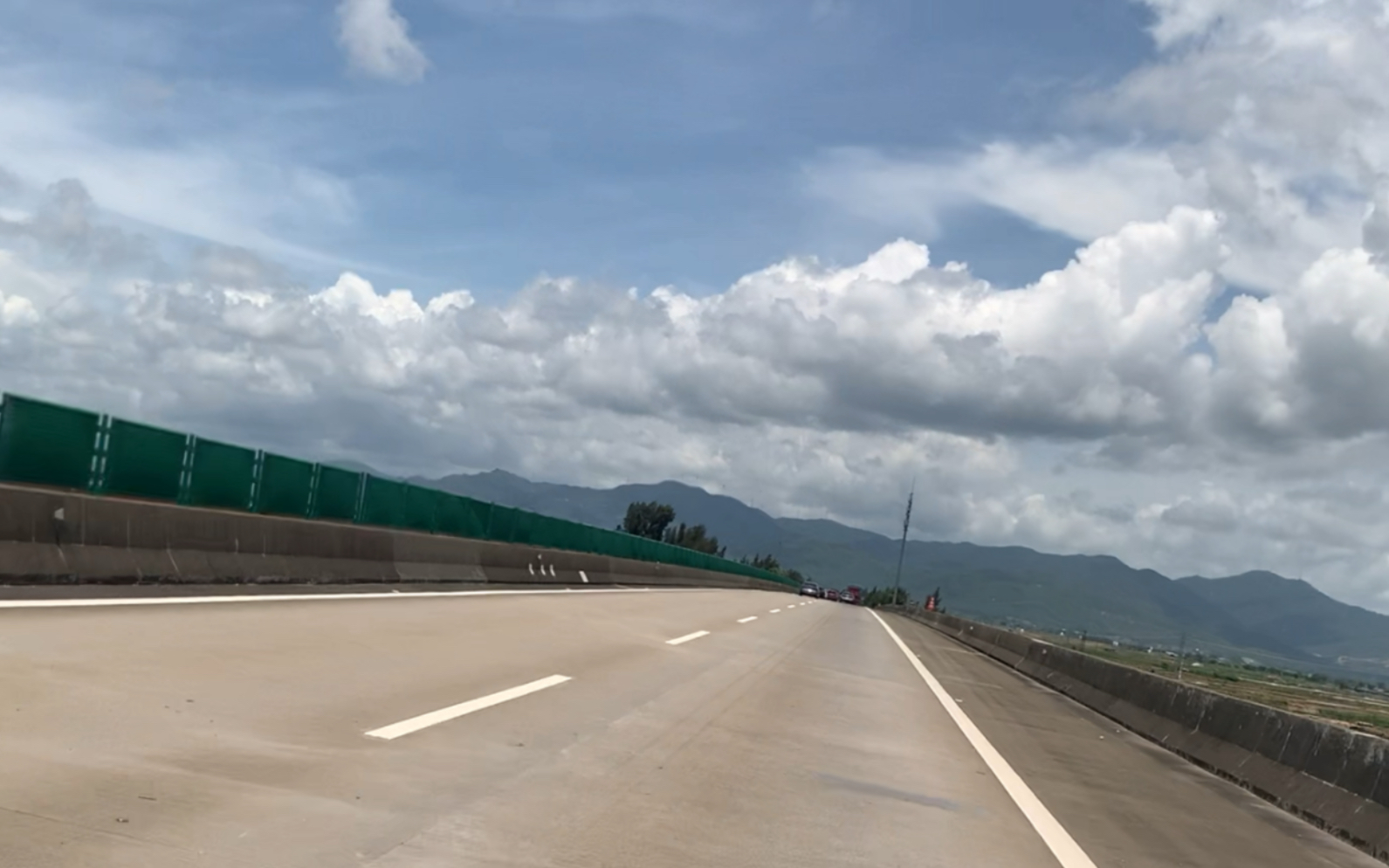 手机拍摄第一视角骑行高速公路