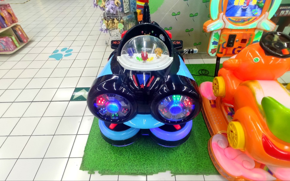 一只酷炫的太空飞艇摇摇车