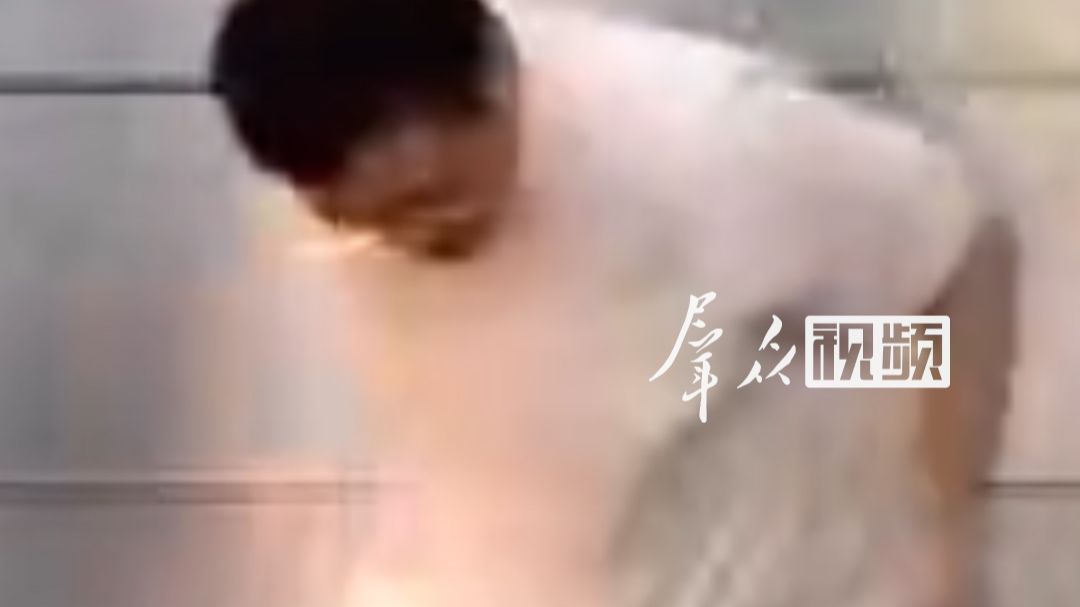 男子打羽毛球时摔倒，随后裤兜里手机突然爆燃。知情人：目前人在医院，二级重度烧伤。
