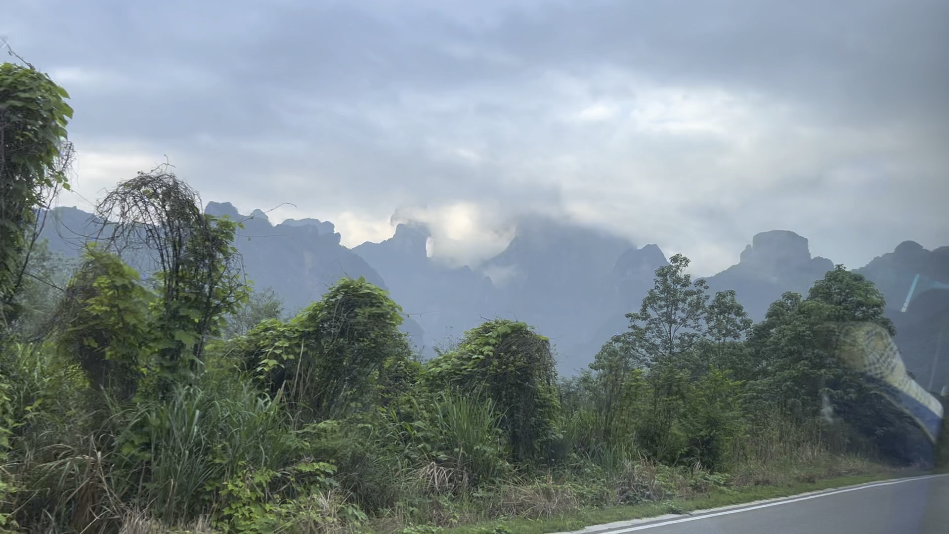 天门山远景 摆渡车视角