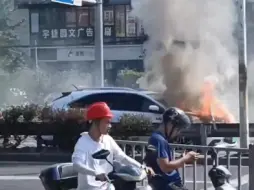 Скачать видео: 夏天到了，车辆起火旺季，停车远离新能源