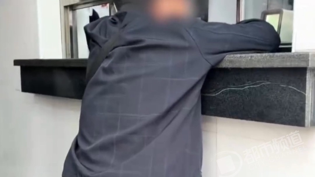 挂个号还要弯腰屈膝？上海一社区卫生院现“丁义珍式”窗口，公共服务不能总等热搜倒逼整改