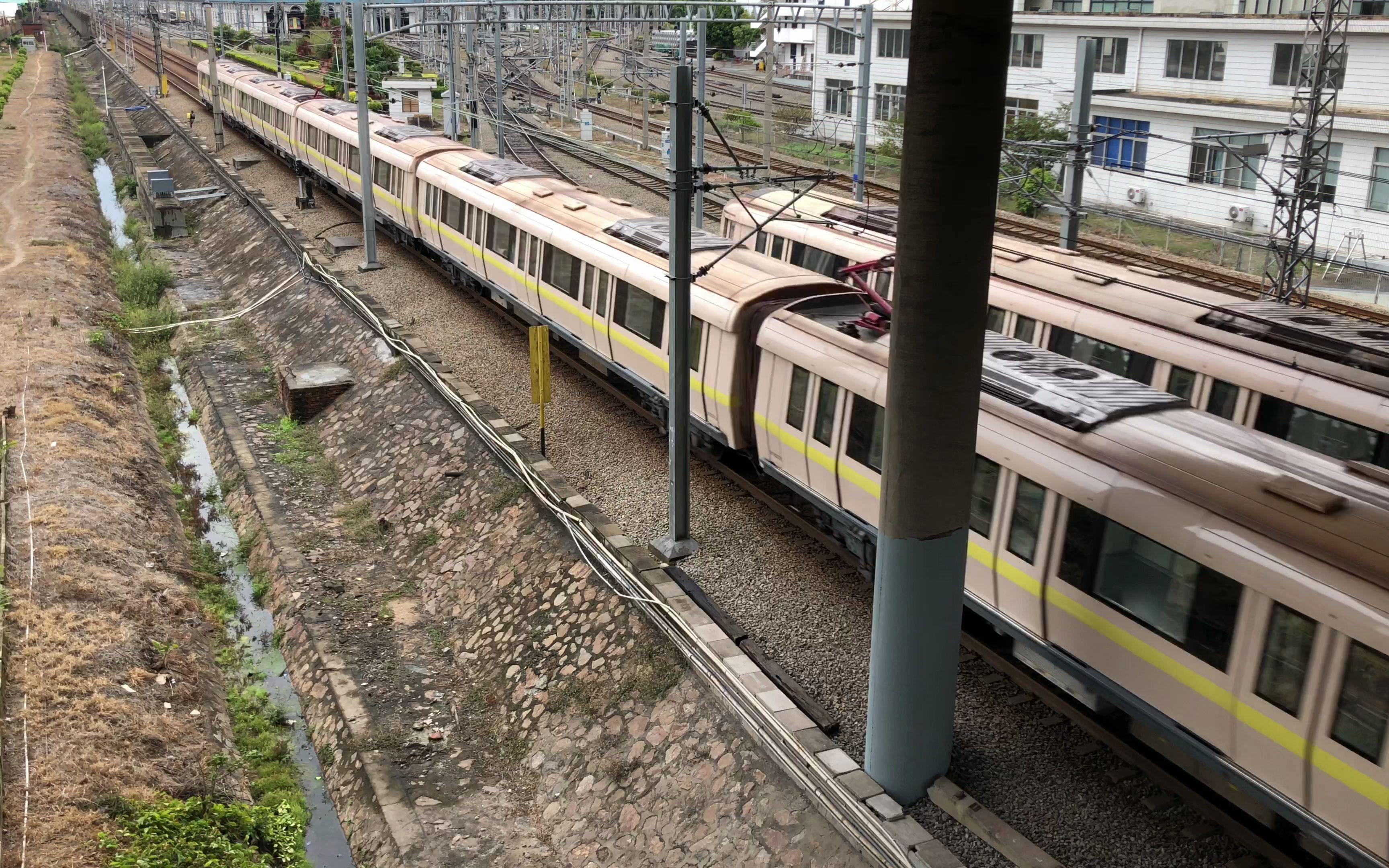 广州地铁坑口站a3会车