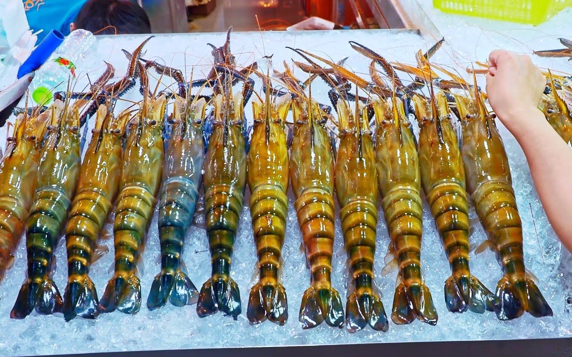 国外宰杀巨型沼虾,胳膊一样粗的虾有1000kg重,切开做烤虾