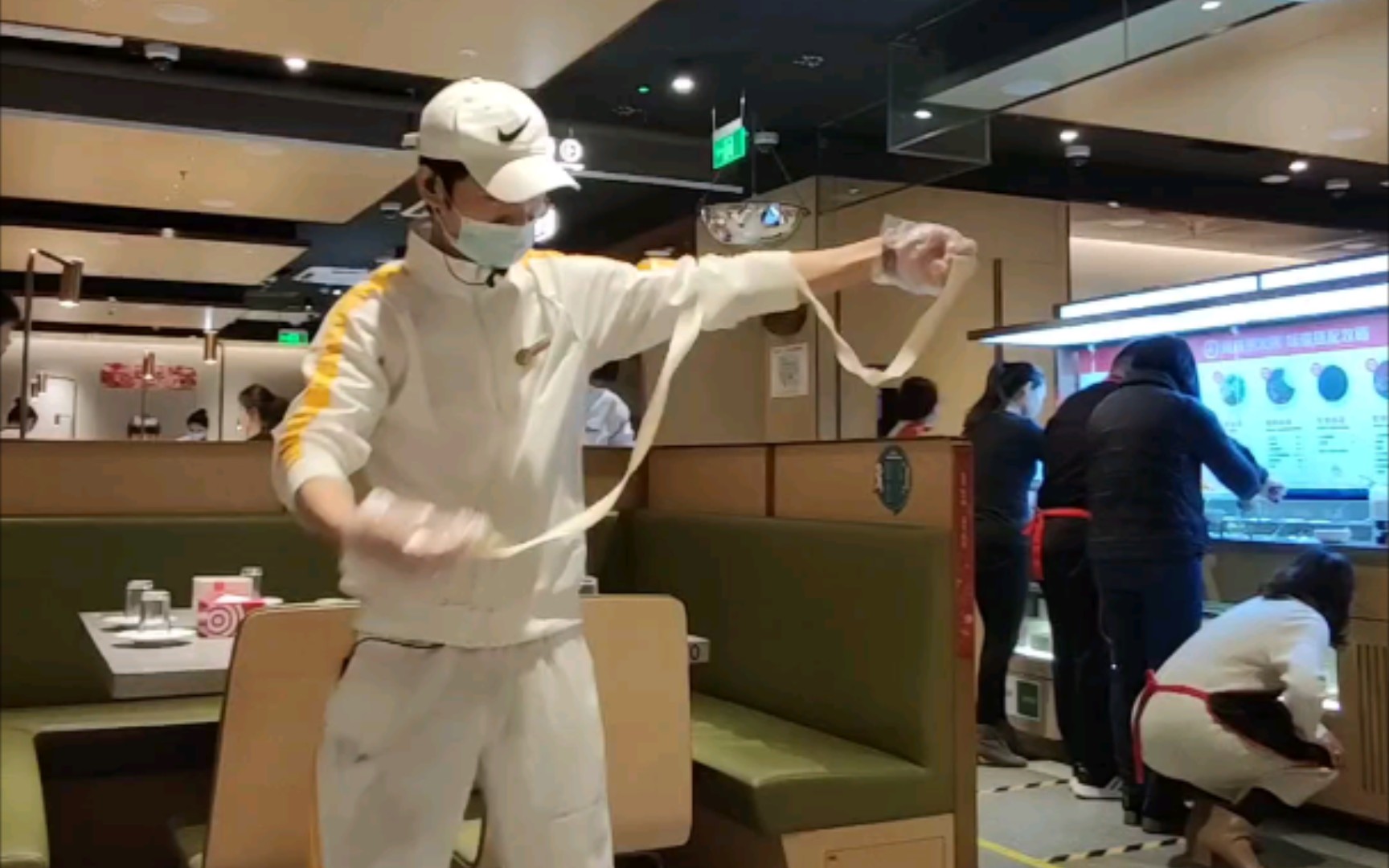 【屈哥观察】海底捞江都金鹰店小哥哥的捞面表演太酷啦!