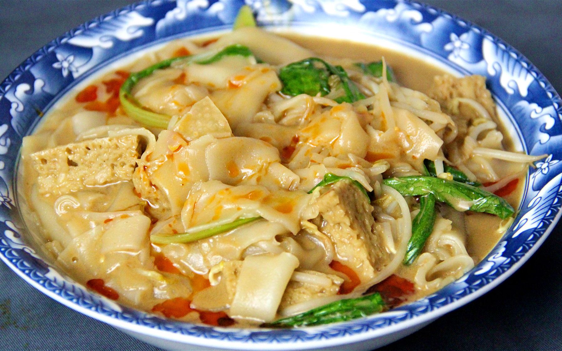 我们这里早上就排队的美食-麻酱炒凉皮,超好吃,5分钟就能搞定