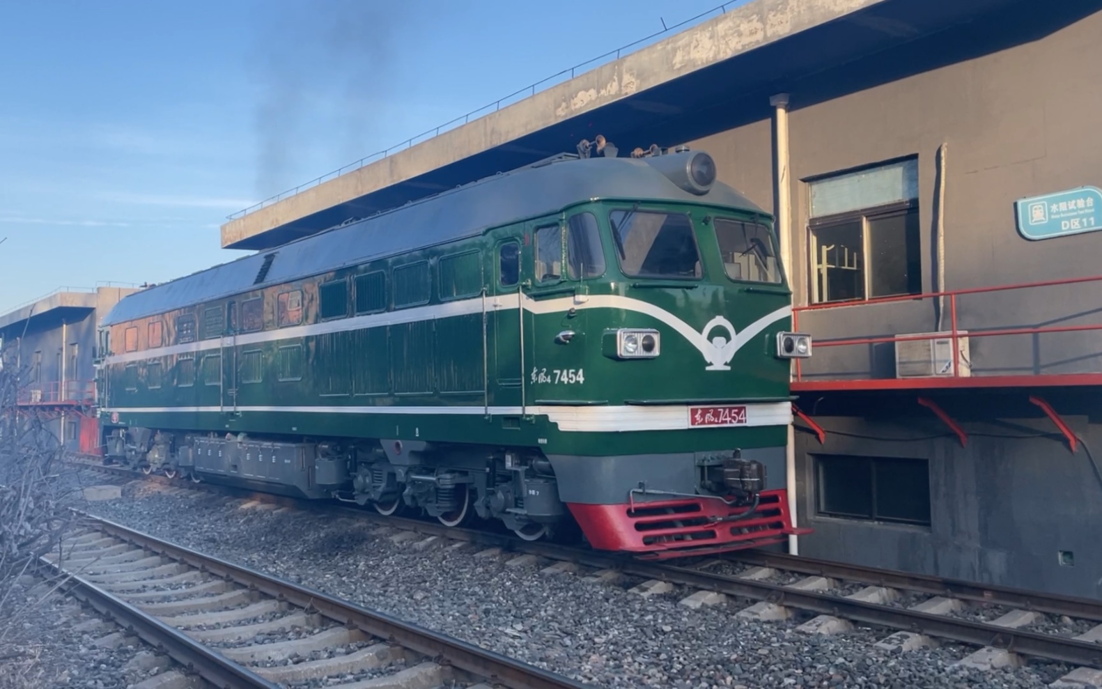 df4b7454内燃机车正在苏家屯机务段中辅修基地水阻实验