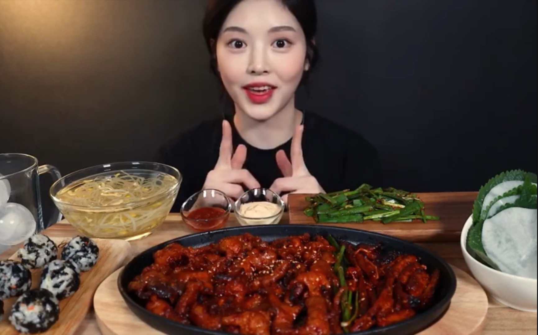 韩国吃播boki小姐姐吃辣鸡爪和饭团