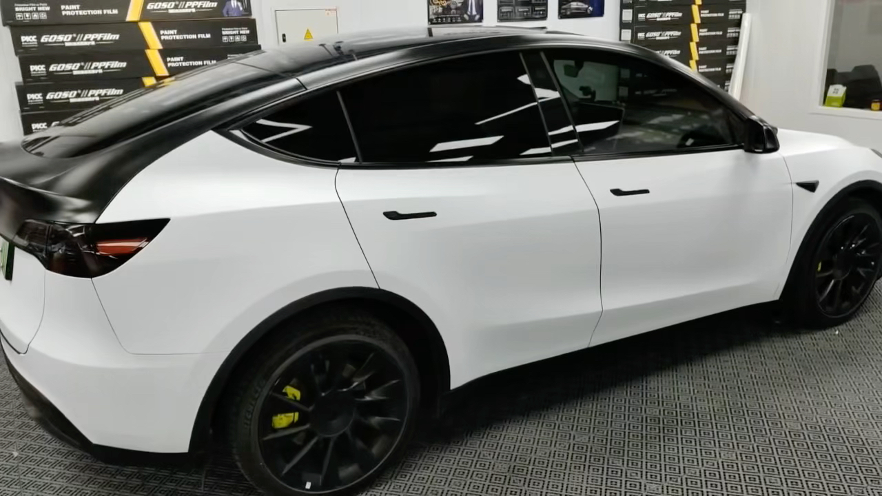 特斯拉大熊猫款改色案例分享……这上街的回头率超高……济南隐形车衣